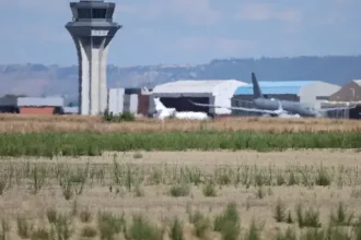 En el centro, el avión Falcon que ha trasladado a Edmundo González | Thomas Coex / AFP