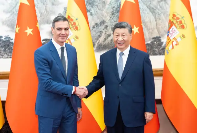 El presidente chino, Xi Jinping, se reúne con el primer ministro español, Pedro Sánchez, quien se encuentra en una visita oficial a China, en la Casa de Huéspedes Estatal Diaoyutai en Beijing, capital de China, el 9 de septiembre de 2024. (Xinhua/Huang Jingwen)